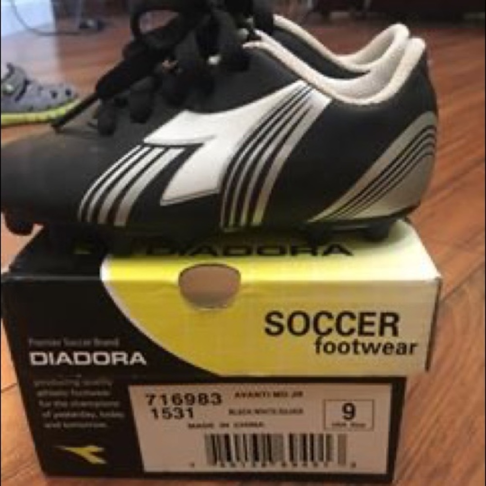 Diadora Soccer cleats/shoes/boots. Size 9- lil kid